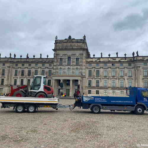 LKW vor Schloss Ludwigsburg